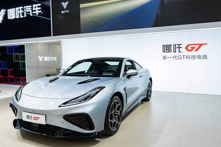 成都106哪吒汽车在智能汽车领域的表现，领途汽车在新能源汽车市场中的影响力